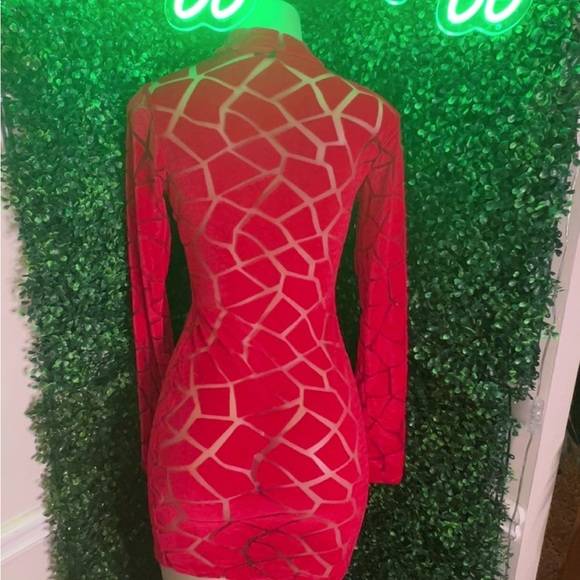 Elegant Red Giraffe Print Dress - Picture 3 of 4